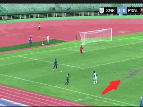 MALI – STADE DU 26 MARS : UNE PELOUSE DÉGRADÉE
